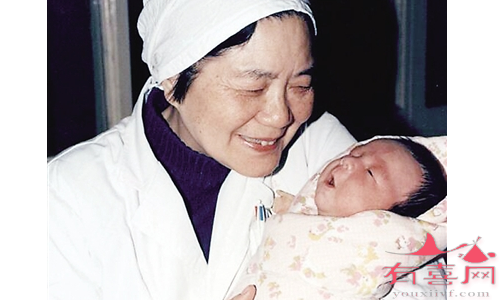 中国第一个试管婴儿郑梦珠出生时